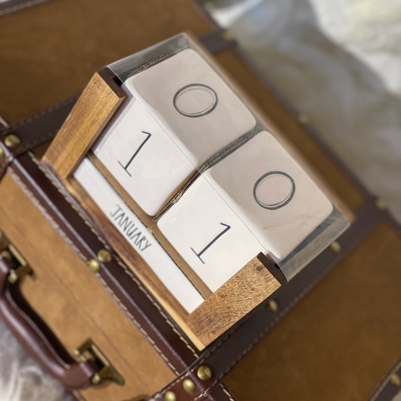 🎉 Rae Dunn Perpetual Block Calendar 🎉 - Picture 4 of 4